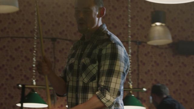 Grey/Blue check shirt porté par Doug McKenna (Brian J. Smith) comme on le voit dans Treadstone (S01E03)