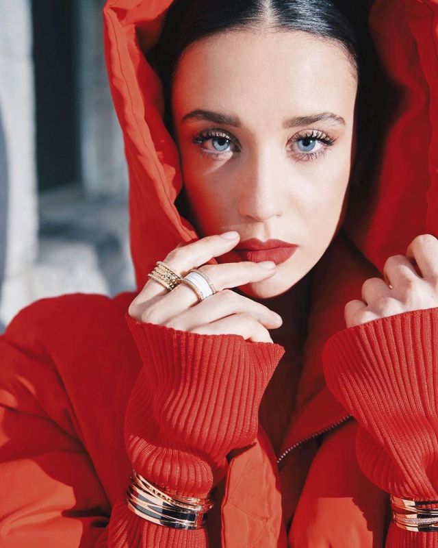 La doudoune à capuche rouge de María Pedraza sur son compte Instagram @mariapedraza_