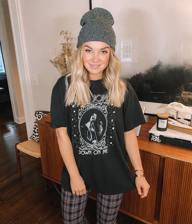 Junk food T-Shirt of Maddie Potter Duff on the Instagram account @ottestyle