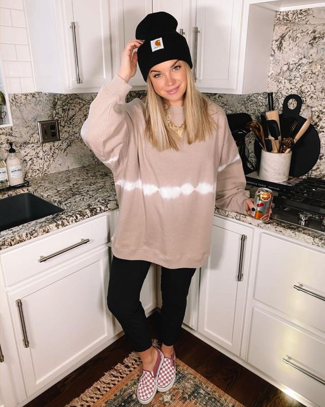 Carhartt Black Bean­ies of Maddie Potter Duff on the Instagram account @ottestyle