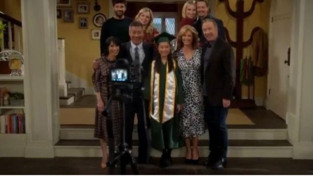 Léopard Écharpe Midi Robe portée par Vanessa Baxter (Nancy Travis) dans Last Man Standing Saison 8 Épisode 17