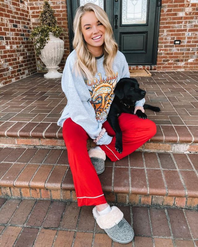 Over­sized Sub­lime Sun Crew Neck of Maddie Potter Duff on the Instagram account @ottestyle