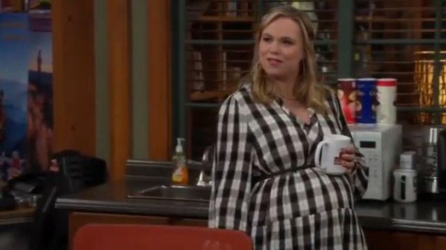 Plaid Niveaux Tunique portée par Kristin Baxter (Amanda Fuller) dans Last Man Standing Saison 8 Épisode 17