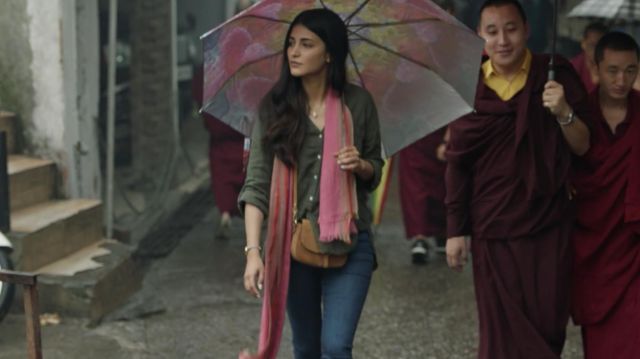 Marron sac bandoulière sac en daim porté par Nari Patel (Shruti Haasan) comme on le voit dans Treadstone (S01E03)