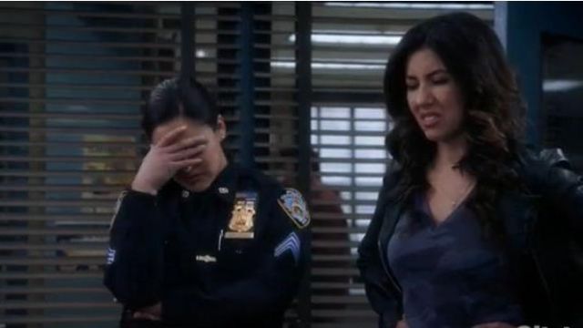 Camo V-neck Tee porté par Rosa Diaz (Stephanie Beatriz) dans Brooklyn Nine-Nine Saison 7 Épisode 10