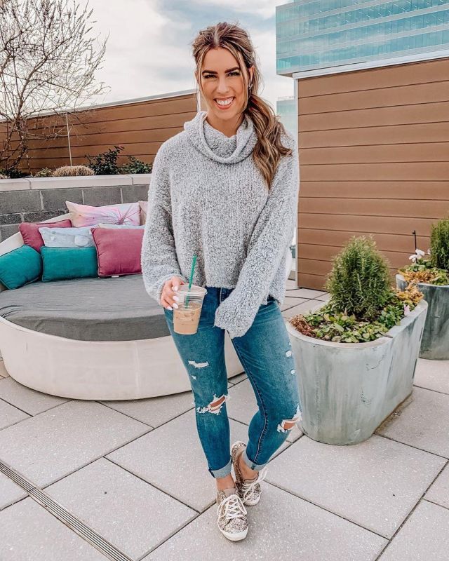 Sweater Grey of Bailey Schwartz on the Instagram account @baileyschwartz