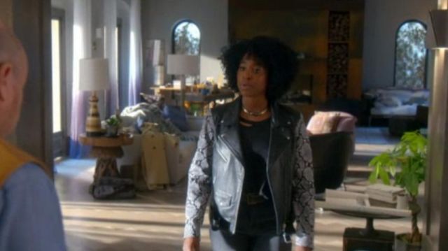 Deux tons noir et peau de serpent veste en cuir portés par Taylor Harding (Kirby Howell-Baptiste) dans lesquelles les Femmes Tuent (S01E01)