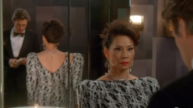 Collier en argent porté par Simone Grove (Lucy Liu) dans lesquelles les Femmes Tuent (S01E01)