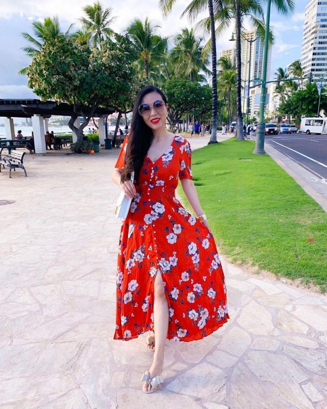 Flo­ral Print Dress of Sasa on the Instagram account @shallwesasa