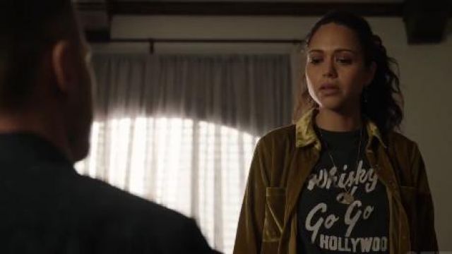 Camiseta con estampado gris usada por Angela Lopez (Alyssa Diaz) en The Rookie Temporada 2 Episodio 16