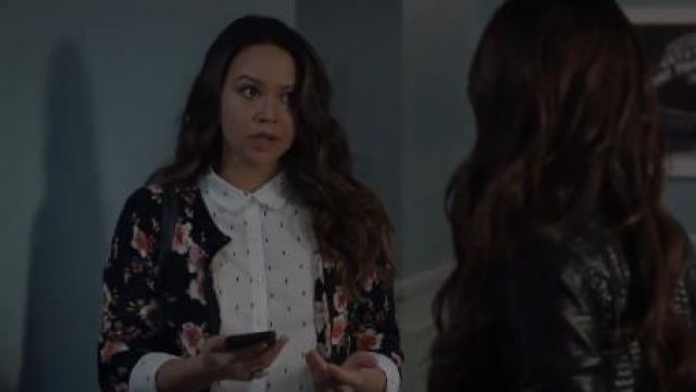 Flo­ral Cardi­gan worn by Lucy Chen (Melissa O'Neil) in The Rookie Season 2 Episode 16