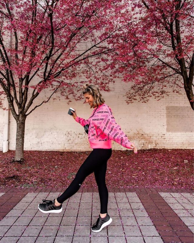 Nike Sweat­shirt of Vanessa Krom{been} Dyer on the Instagram account @thecheekybeen