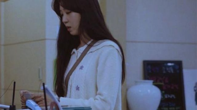 Flower Sailor Cardi­gan worn by Choi Hyang Mi (Son Dam-bi) in When the Camellia Blooms Episode 18
