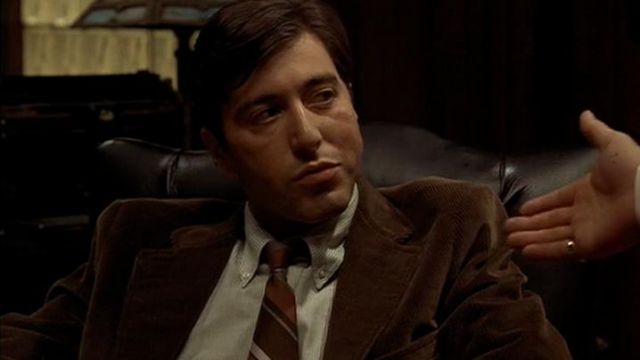 La chemise blanche à rayures fines portée par Michael Corleone (Al Pacino) dans Le Parrain