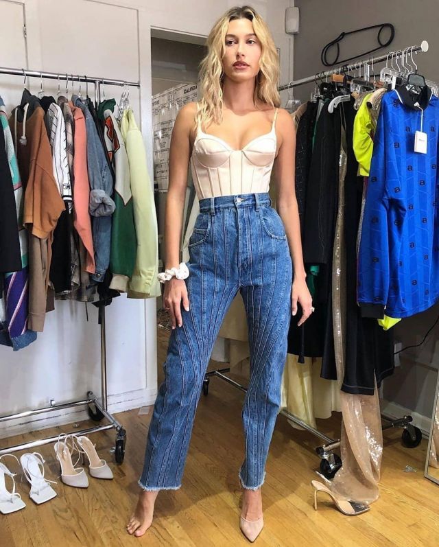 Mugler Couture Détail High Waisted Jeans portés par Hailey Baldwin Maeve Reilly's Instagram le 7 avril 2020