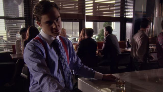 Les bretelles rouges portées par Chuck Bass (Ed Westwick) dans Gossip Girl (Saison 3 Episode 1)