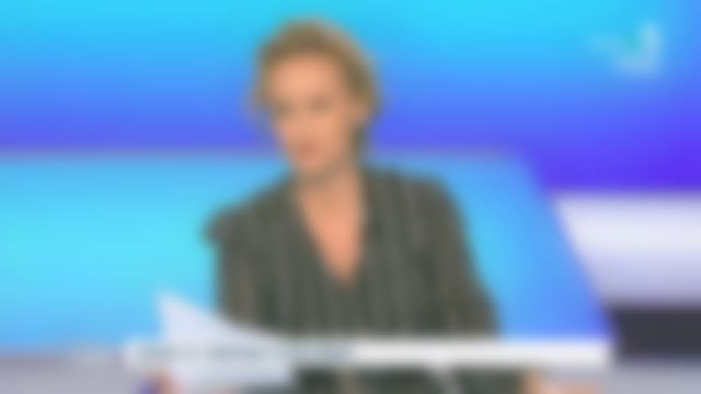 La robe noire imprimée chaînes de Caroline Roux dans C dans l'air le 08.04.2020
