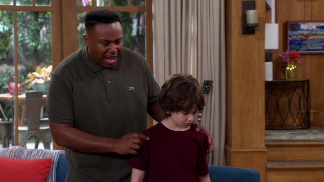 Lacoste polo shirt in green worn by Marty (Marcel Spears) in The Neighborhood (S02E19)