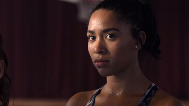 Pendientes de luna plateada y estrella usados por Addy Hanlon (Herizen Guardiola) en Dare Me (S01E02)