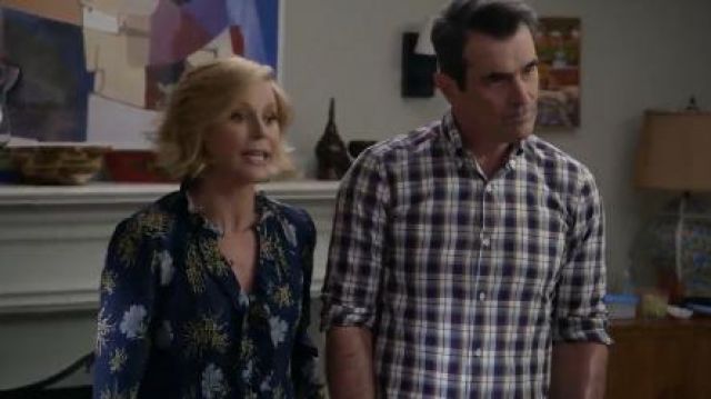Marine Floral Blouse portée par Claire Dunphy (Julie Bowen) dans Modern Family Saison 11 Épisode 17