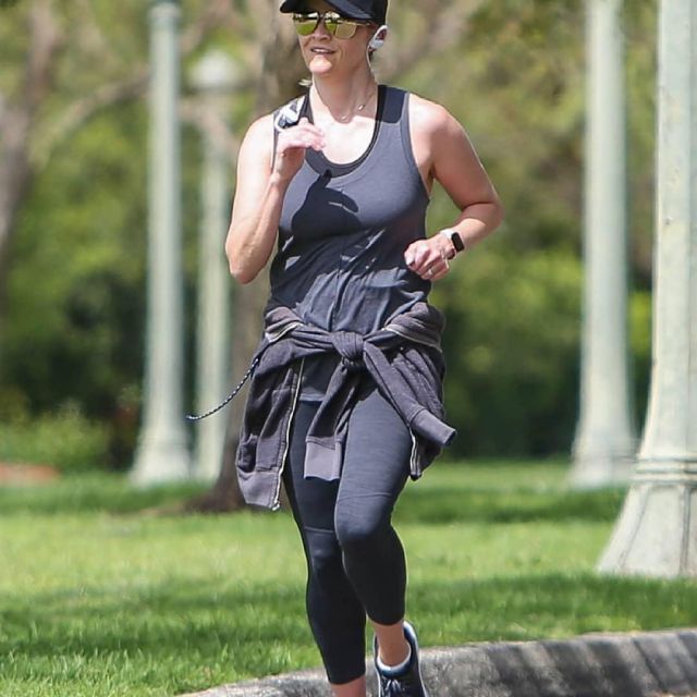 Apple Watch Series 3 Gps 38Mm Gold Aluminum worn by Reese Witherspoon Out for a Run April 7, 2020