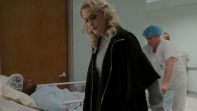 Cárdigan negro usado por Alexis Carrington (Elaine Hendrix) en Dynasty Temporada 3 Episodio 16