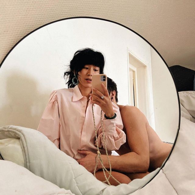 La camisa rosa pálido que lleva Leeloo en su cuenta de Instagram @dressingleeloo 