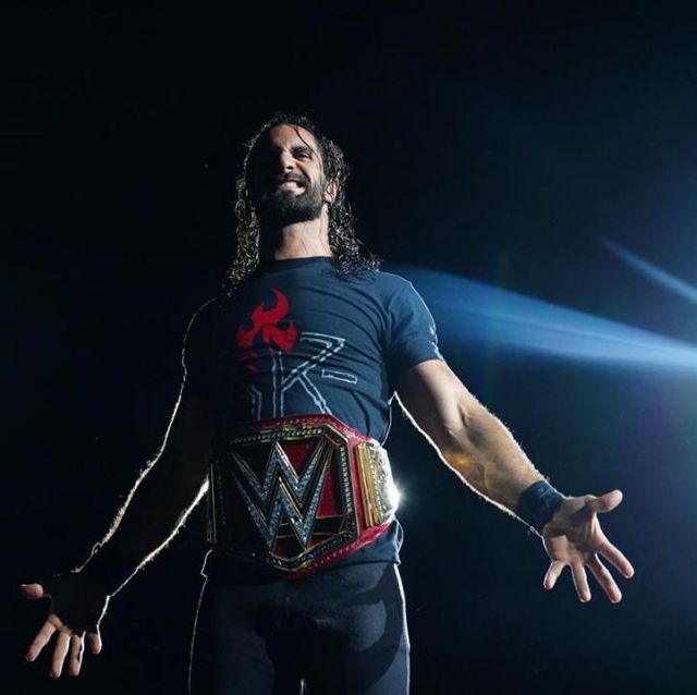The t-shirt Seth Rollins WWE worn by Seth Rollins on the account Instagram of @wwerollins 