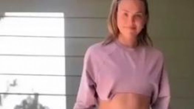 Pink Cropped Sweat­shirt worn by Hannah Brown in The Bachelorette