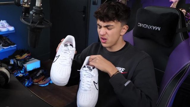 La paire de Nike blanche avec la swoosh noire portée par Inoxtag dans la vidéo All my Sneakers ! Je vous montre toutes mes paires de chaussures (J'en ai vraiment beaucoup ????)