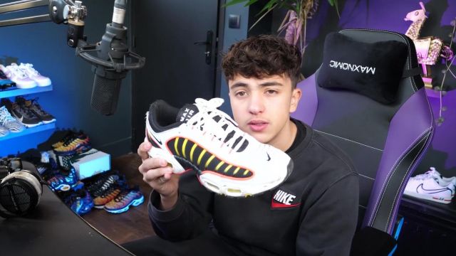 La paire de Nike noire et blanche avec des traits jaunes de Inoxtag dans la vidéo All my Sneakers ! Je vous montre toutes mes paires de chaussures (J'en ai vraiment beaucoup ????)