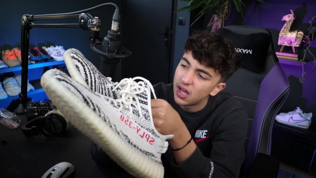 La paire de sneakers Yeezy à motif zébré de Inoxtag dans sa vidéo All my Sneakers ! Je vous montre toutes mes paires de chaussures (J'en ai vraiment beaucoup ????)