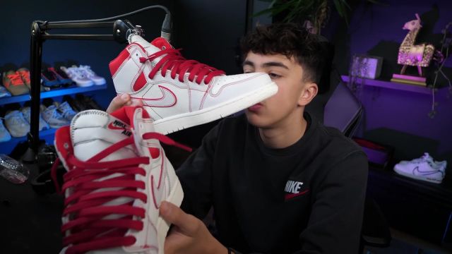 La paire de Nike montantes blanches et rouges de Inoxtag dans sa vidéo All my Sneakers ! Je vous montre toutes mes paires de chaussures (J'en ai vraiment beaucoup ????)