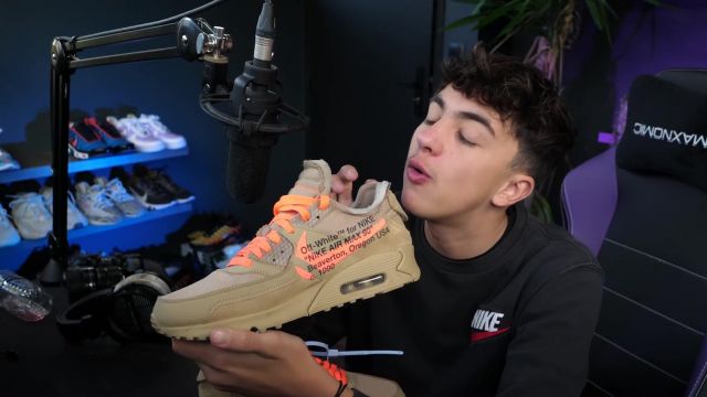 La paire de Nike marron et orange fluo de Inoxtag dans sa vidéo All my Sneakers ! Je vous montre toutes mes paires de chaussures (J'en ai vraiment beaucoup ????)