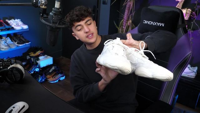 Les baskets Yeezy à semelle à bosse blanche de Inoxtag dans sa vidéo All my Sneakers ! Je vous montre toutes mes paires de chaussures (J'en ai vraiment beaucoup ????)