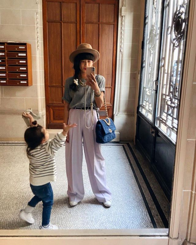 Le pantalon lilas mauve lavande porté par Leeloo sur son compte Instagram @dressingleeloo
