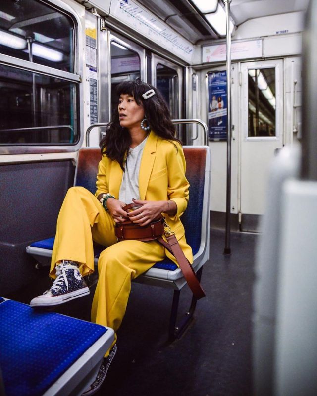The blazer yellow worn by Leeloo on his account Instagram @dressingleeloo