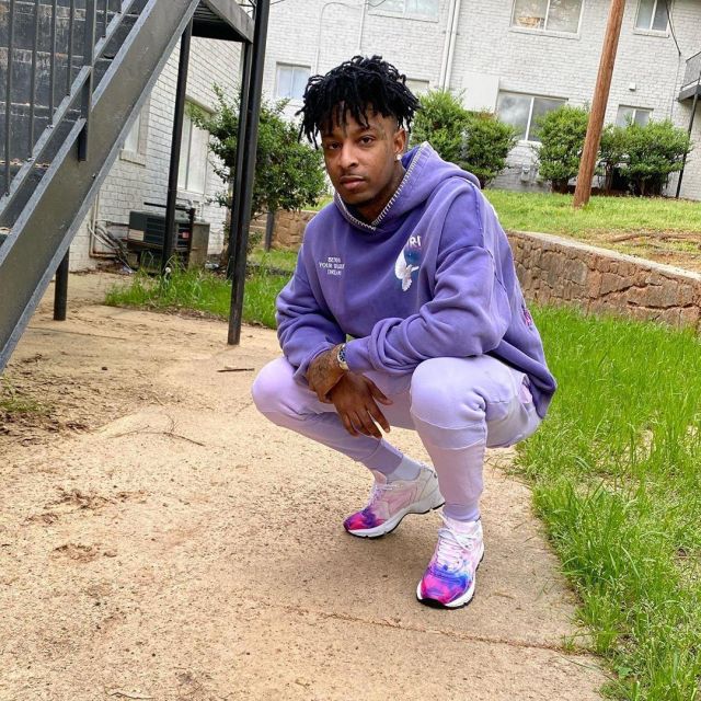 Le hoodie Amiri violet porté par 21 Savage sur son compte Instagram @21savage 