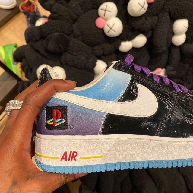 Les sneakers Nike Air Force 1 low Playstation de Travis Scott sur son compte Instagram @travisscott 