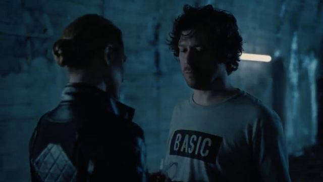 "De BASE" t-shirt porté par Liam dempsey comme on le voit dans Westworld (Saison 3, Épisode 5)