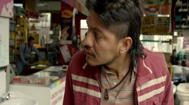 The red jacket of Silt (Leynar Gomez) in Narcos (Season 2 Episode 1)