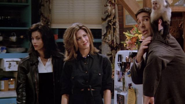 La chemise noire en jean portée par Rachel Green (Jennifer Aniston) dans Friends (Saison 1 Épisode 19) 