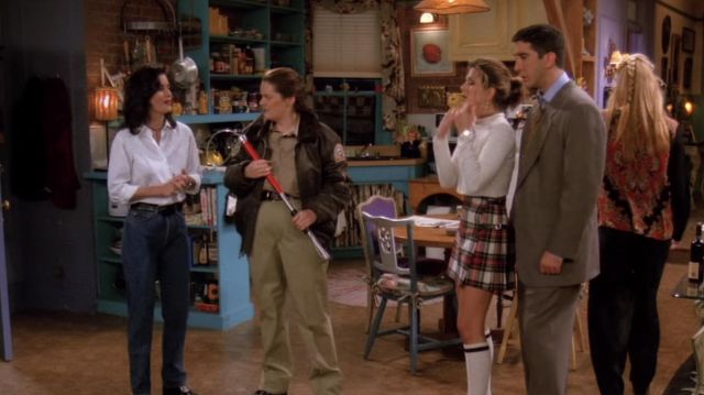 The jean mom worn by Monica Geller (Courteney Cox) in Friends (Season 1 Episode 19)