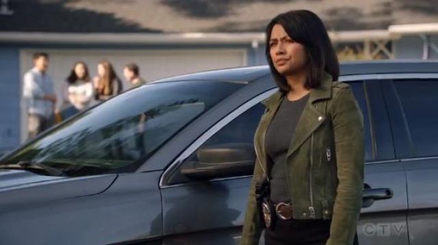 Chaqueta genuina de ante Moto usada por Angela Lopez (Alyssa Diaz) en The Rookie Temporada 2 Episodio 17