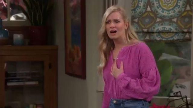 Blusa de ojos rosas usada por Gemma (Beth Behrs) en The Neighborhood Temporada 2 Episodio 20