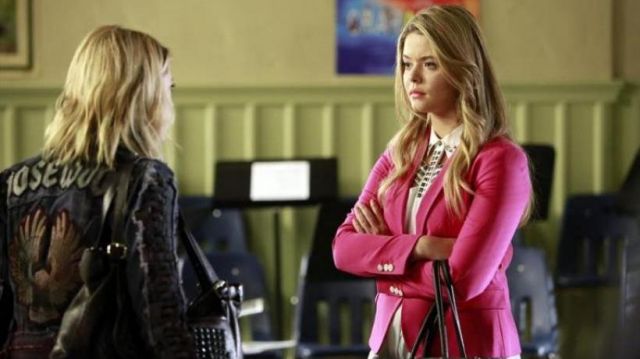 Le blazer rose Zara porté par Alison Di Laurentis (Sasha Pieterse) dans Pretty Little Liars (Season 5 Episode 9)