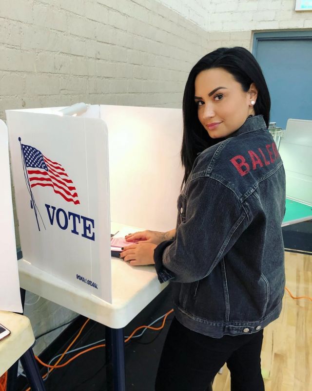 La veste en jean grise délavée avec logo Balenciaga imprimé au laser au dos en rouge de Demi Lovato sur son compte Instagram @ddlovato