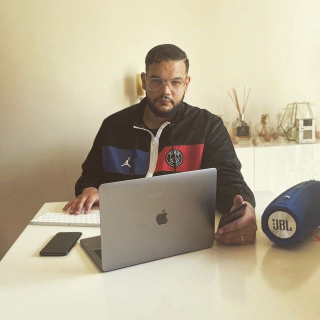 Jacket Paris Saint-Germain carried by Sadek on his account Instagram @sadek93zoo