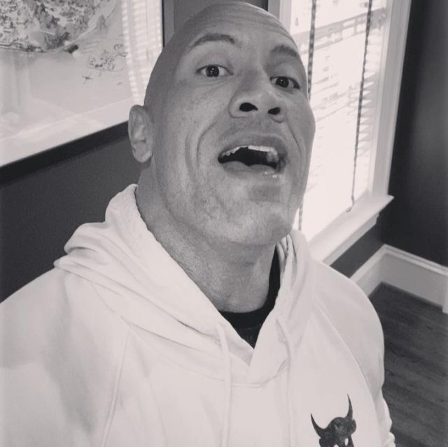 The sweatshirt hoody worn by Dwayne Johnson on his account Instagram @therock 