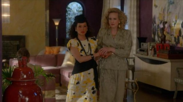 Longue et robe jaune porté par Simone Grove (Lucy Liu) dans lesquelles les Femmes Tuent (S01E03)